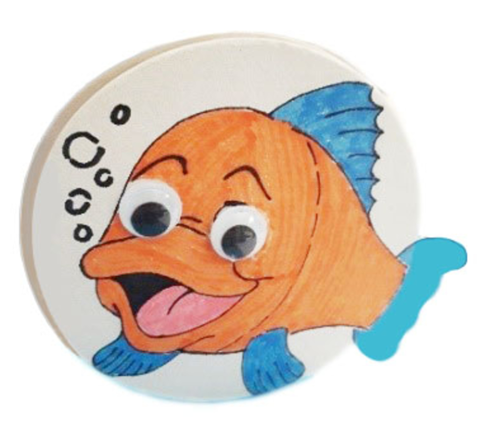Das Bild zeigt einen bunten, fröhlichen Fisch mit großen, wackelnden Augen und einem lächelnden Gesicht. Um ihn herum sind kleine Luftblasen dargestellt, was einen verspielten Eindruck vermittelt.