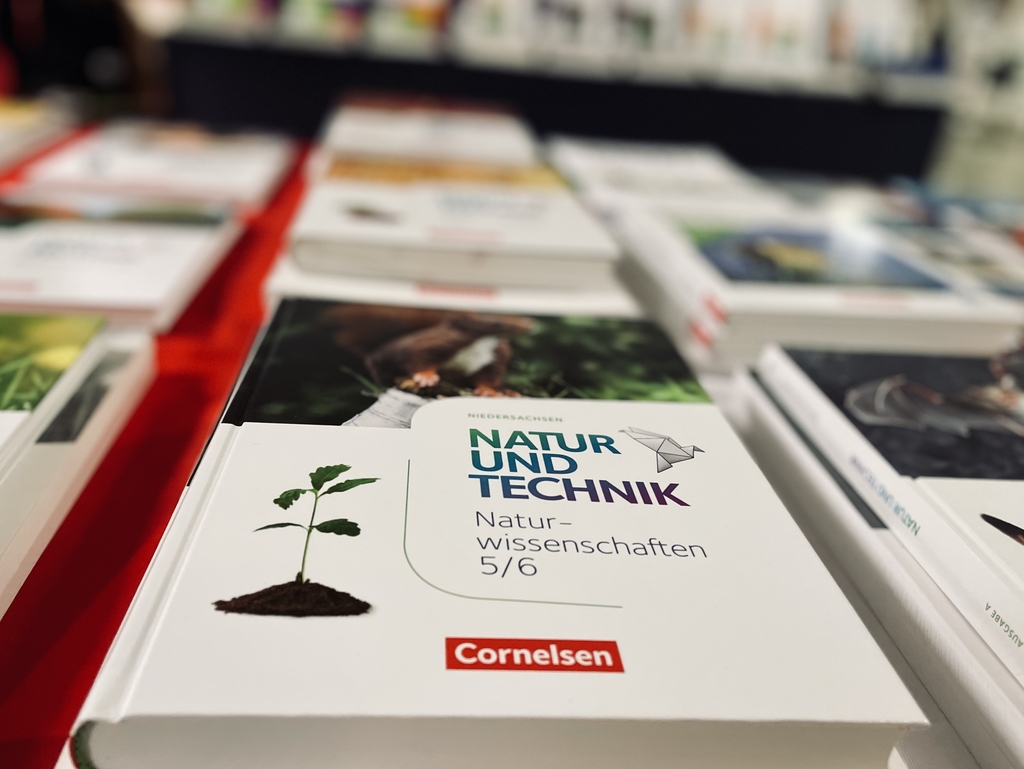 Das Bild zeigt eine Reihe von Lehrbüchern mit dem Titel "Natur und Technik" aus dem Cornelsen Verlag, die für die Klassen 5 und 6 konzipiert sind. Die Bücher sind auf einem Tisch ausgebreitet und vermitteln Inhalte zu naturwissenschaftlichen Themen.