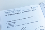 Einblick in die Handreichunge zum Experimentierkoffer "Magnet und Kompass" für die Grundschule, der Versuch "Die Magnet-Ausstellung der Lehrerin" wird mit Materialliste und Durchführungstext gezeigt.