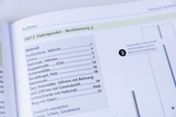 Das Bild zeigt eine Anleitung zum Aufbau eines Fadenpendels, inklusive einer Materialliste mit verschiedenen Komponenten. Es enthält auch genauere Informationen darüber, wie die Statikstäbe zu befestigen sind.
