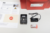 Das Bild zeigt ein Experimentierset namens "Optik 2.0" von Cornelsen, bestehend aus einer Anleitung, einer Laser- und LED-Einheit, einer Batteriehalterung und zwei Batterien. Diese Materialien sind für Experimente im Bereich Licht und Schattenspiel im Bil