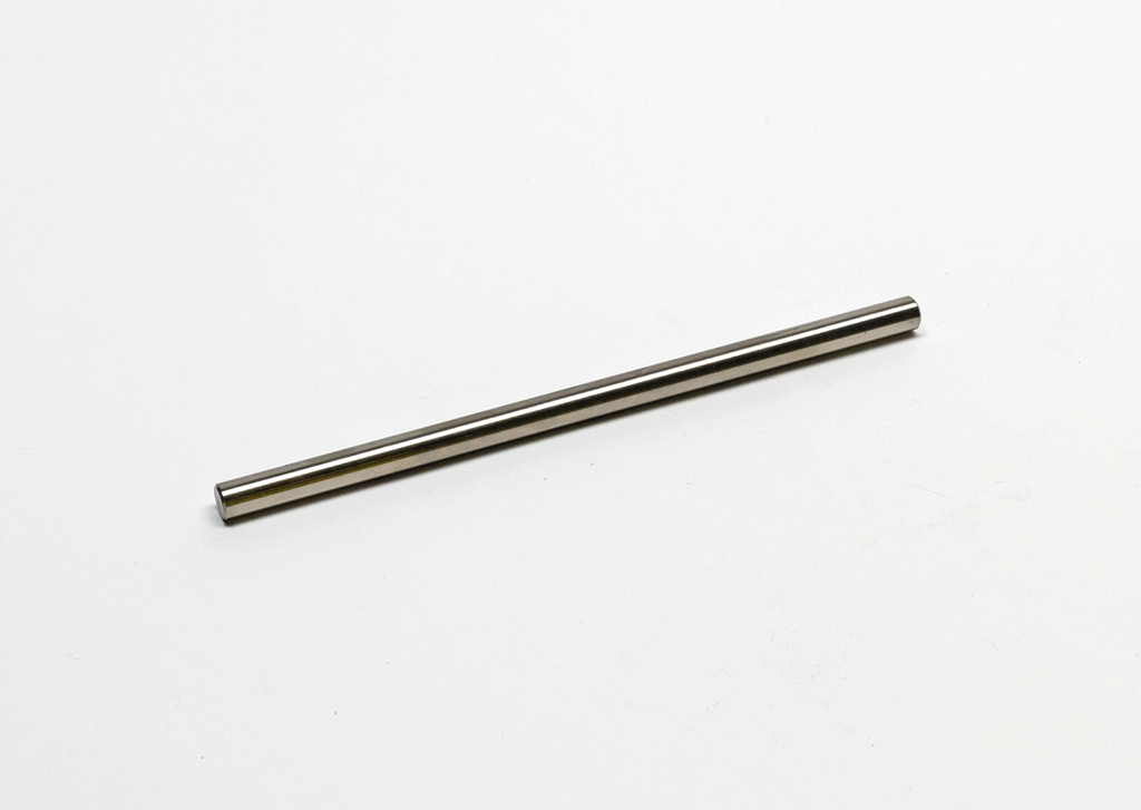 Das Bild zeigt einen langen, zylindrischen Metallstab mit glatter Oberfläche, der auf einem weißen Hintergrund liegt. Dieser handelsübliche Experimentalbedarf kann für verschiedene physikalische Experimente und Demonstrationen im Bildungsbereich genutzt w