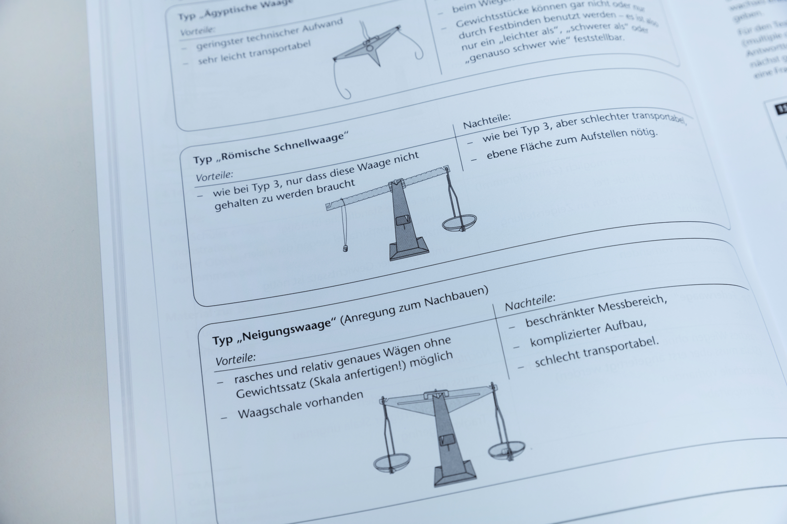 Das Bild zeigt eine Seite aus einem Handbuch für Experimentierbedarf, das verschiedene Typen von Waagen auflistet. Jede Waage wird mit ihren Vorteilen und Nachteilen beschrieben, einschließlich Illustrationen und Anregungen zum Nachbauen.