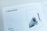 Das Bild zeigt eine handgehaltene Thermometer-Skala, die auf die Messung von Wärme strahlt. Darüber steht der Titel „Wärmestrahlung“, der auf den Untersuchungsgegenstand hinweist.