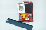 Das Bild zeigt eine rot-schwarze Transportbox für experimentelle Physik mit verschiedenen Komponenten und einem Anleitungshandbuch. Zu den enthaltenen Materialien gehören Messinstrumente und Zubehör für mechanische Experimente im Unterricht.