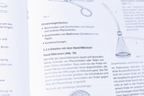 Das Bild zeigt eine Anleitung zur Nutzung eines Hand-Mikrotoms zur Durchführung von präzisen Schnitten an Pflanzen- oder Tiermaterialien. Es werden verschiedene Einsatzmöglichkeiten des Mikrotoms sowie Hinweise zur Handhabung beschrieben.