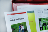 Das Bild zeigt ein Schüler-Set zum Thema "Wind und Wetter" aus dem Online-Shop für Experimentierbedarf. Es enthält verschiedene Materialien und Anleitungen zur Durchführung von Experimenten, die das Verständnis von Wetterphänomenen fördern.