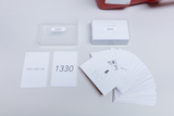 Das Bild zeigt ein Set aus Lernkarten für ein Quartettspiel, das mathematische Aufgaben und Lösungen enthält. Die Karten sind in einer transparenten Box verpackt und verdeutlichen verschiedene mathematische Konzepte, wie Addition.