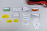 Das Bild zeigt verschiedene Kartensätze und farbige Karten, die im Bildungsbereich für Experimentierzwecke verwendet werden. Die Karten enthalten Zahlen und Beschreibungen, die vermutlich für mathematische Übungen oder Spiele gedacht sind.