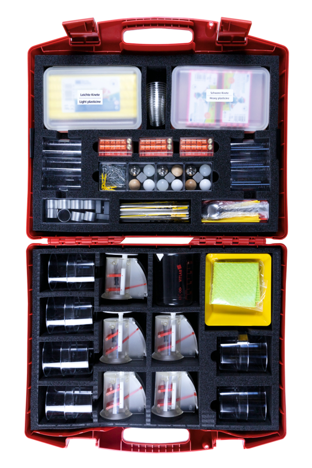Das Bild zeigt einen roten Koffer, der mit verschiedenen Experimentiermaterialien ausgestattet ist, darunter Knete, Becher, Maßstäbe und diverse Werkzeuge. Der Koffer ist ordentlich organisiert, sodass die Materialien für schulische Experimente leicht zug
