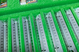 Das Bild zeigt eine Anordnung von Thermometern in einem grünen Schaumstoff-Einsatz, die für den Einsatz im Bildungswesen gedacht sind. Die Thermometer sind klar beschriftet und ermöglichen präzise Temperaturmessungen.