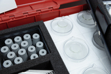 Das Bild zeigt ein Experimentier-Kit mit verschiedenen Laborteilen: graue Zylinder und transparente Glasbehälter sind ordentlich in einem gepolsterten Behälter angeordnet. Diese Materialien sind für den Einsatz im Bildungsbereich konzipiert, um praktische