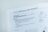 Das Bild zeigt eine Anleitung für ein Experiment zum Bodenarten-Test, das Materialien wie Aufbaufilter, Kunststoffbecher und Löffel erfordert. Es ist Teil eines Lehrmaterials für das Verständnis von Wasser und Böden im deutschen Bildungswesen.