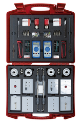 Das Bild zeigt ein rotes Gehäuse, das verschiedene Experimentiermaterialien und Messgeräte enthält, darunter Multimeter, Batterien und diverse Bauteile. Die Anordnung im Gehäuse ist übersichtlich gestaltet, um eine einfache Nutzung im Bildungsbereich zu g