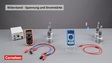 Das Bild zeigt verschiedene experimentelle Geräte zur Untersuchung von Widerstand, Spannung und Stromstärke. Im Vordergrund sind zwei Multimeter und Kabel zu sehen, während im Hintergrund zwei Widerstände und eine Spannungsquelle aufgestellt sind.