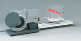 Das Bild zeigt ein Experimentiergerät, das aus einem Ventilator und einer transparenten Anzeigetafel besteht. Es dient zur Demonstration von Luftströmungen und aerodynamischen Prinzipien im Bildungsbereich.