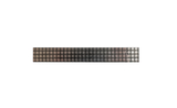 Das Bild zeigt eine lange Metallplatte mit einem regelmäßigen Muster aus kleinen Kreuz- und Quadratformen. Sie könnte für verschiedene Experimente oder Bildungszwecke im naturwissenschaftlichen Bereich verwendet werden.