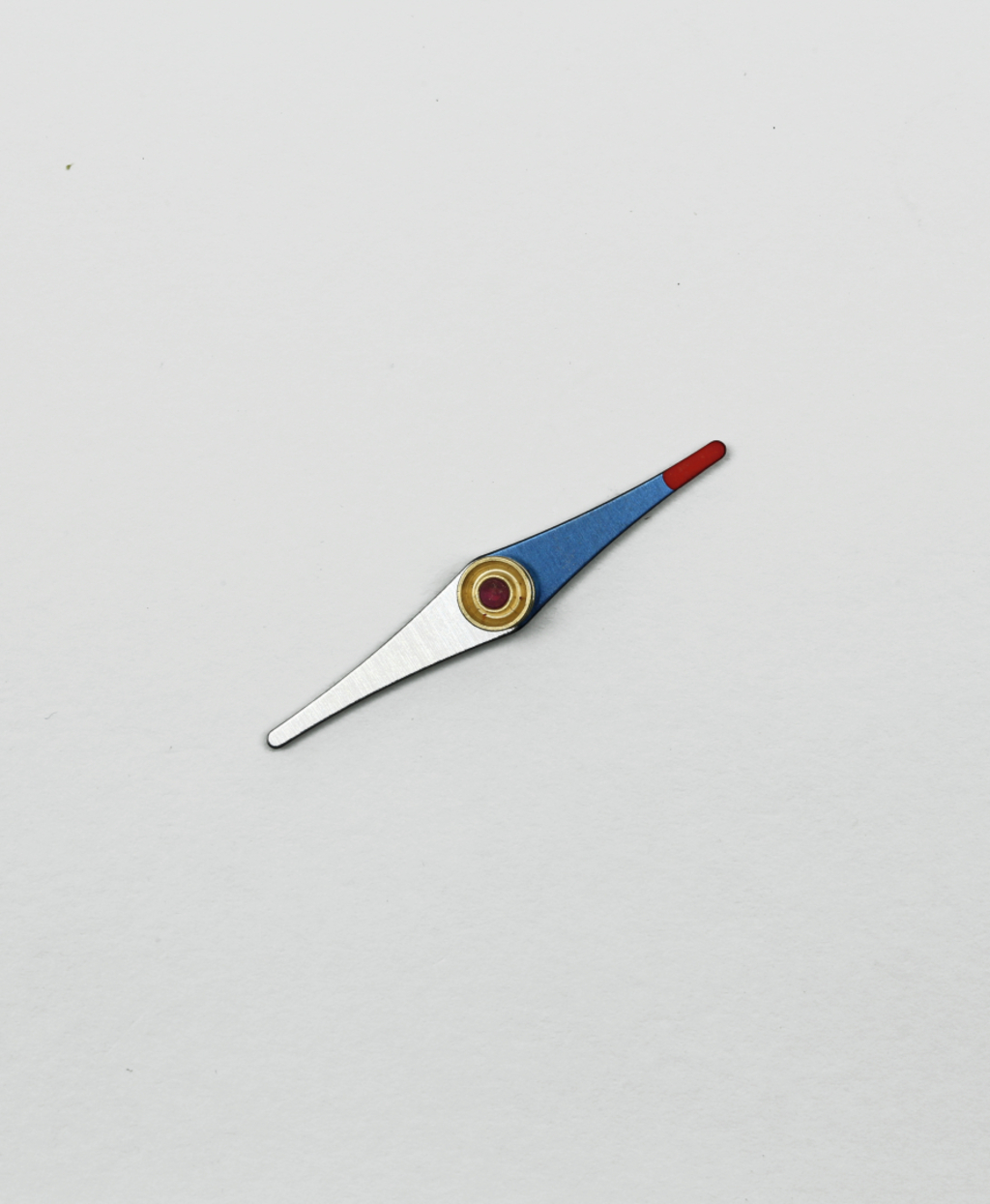 Das Bild zeigt ein präzises, blaugraues Zeigerbauteil mit einer roten Spitze und einer goldfarbenen Verbindung. Es scheint sich um ein Bestandteil eines Experiments oder eines Geräts im Bildungsbereich zu handeln.