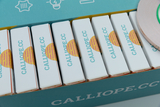 Das Bild zeigt mehrere Kartons mit der Aufschrift "CALLIOPE.CC", die vermutlich elektronische Bauteile oder Lernmaterialien für Schülerinnen und Schüler enthalten. Daneben liegt ein Rollenband, das möglicherweise für Bastel- oder Verbindungsarbeiten verwendet wird.