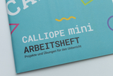 Das Bild zeigt das Arbeitsheft "Calliope Mini" mit einem bunten, ansprechenden Design. Es beinhaltet Projekte und Übungen für den Unterricht, die auf die Bedürfnisse des deutschen Bildungswesens zugeschnitten sind.
