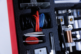 Das Bild zeigt eine Sammlung von Experimentiermaterialien in einem gut organisierten Koffer. Zu sehen sind verschiedene Kabel, Bauteile und Geräte, die für wissenschaftliche Experimente im Bildungsbereich verwendet werden können.