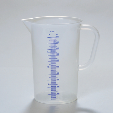 Das Bild zeigt einen transparenten Messbecher mit einem Fassungsvermögen von 1000 ml. Er ist mit einer blauen Graduierung zur genauen Messung von Flüssigkeiten ausgestattet.
