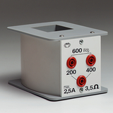 Das Bild zeigt ein Experimentiergerät, das offenbar zur Durchführung elektrischer Messungen verwendet wird. Es verfügt über mehrere Anschlüsse und eine skalierten Angabe für Widerstände und maximale Stromstärke.