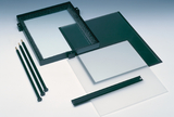 Das Bild zeigt verschiedene Komponenten für Experimente, darunter eine schwarze Box mit Schaumstoff, mehrere transparente Platten und drei schwarze Stäbe. Diese Materialien sind wahrscheinlich für Bildungszwecke im naturwissenschaftlichen Unterricht konzipiert.
