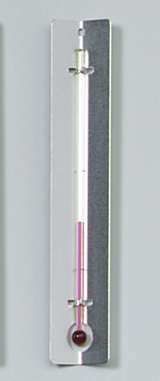 Das Bild zeigt ein Thermometer mit einer farbigen Skala und einer runden Quecksilberkugel am Ende. Es ist auf einer schlichten, hellen Hintergrundplatte befestigt, die es als Experimentiergerät für den Bildungsbereich kennzeichnet.