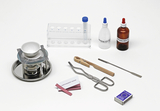 Das Bild zeigt eine Sammlung von Laborutensilien, die für chemische Experimente verwendet werden können, darunter Reagenzgläser, Pipetten, chemische Lösungen und weiteres Werkzeug. Diese Ausrüstung ist typisch für den schulischen Experimentierbedarf in naturwissenschaftlichen Fächern.