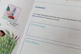Das Bild zeigt eine Seite aus einem Experimentierheft für Schüler, die eine wissenschaftliche Frage behandeln. Es enthält eine Illustration, bei der ein Schüler fragt, ob Wasser drücken kann, sowie Raum für eigene Überlegungen und Erkenntnisse.