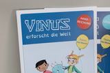 Das Bild zeigt zwei Informationsblätter mit dem Titel "VINUS erforscht die Welt," die sich mit dem Thema Wasser beschäftigen. Auf den Blättern sind kinderfreundliche Illustrationen von drei Personen und einem fantasievollen Wasserwesen zu sehen.