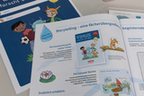 Das Bild zeigt Materialien aus einem Online-Shop für Experimentierbedarf im Bildungsbereich, darunter eine Handreichung für Lehrkräfte zum Thema "Wasser" und verschiedene didaktische Ansätze. Illustrationen und Beschreibungen regen dazu an, mithilfe von Geschichten und Experimenten zu lernen.