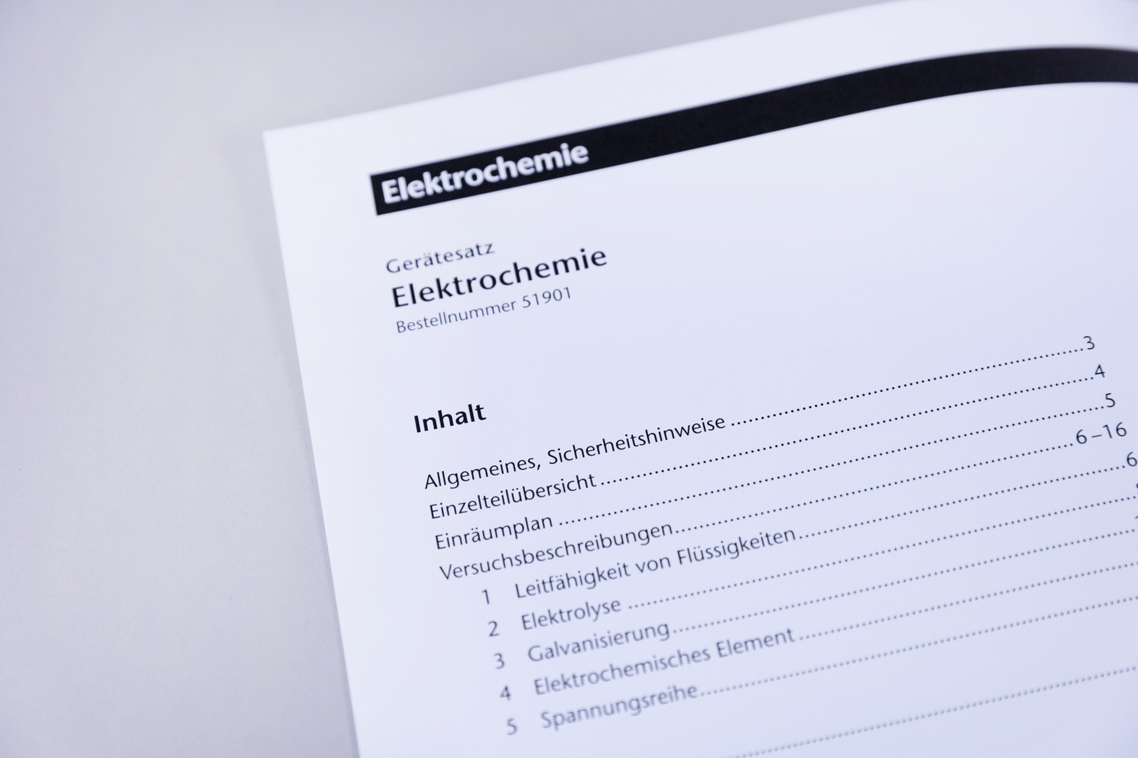 Das Bild zeigt eine Seite eines Dokuments mit dem Titel "Elektrochemie," das offenbar zu einem Gerätesatz gehört und die Bestellnummer 51901 trägt. Der Inhalt umfasst allgemeine Hinweise, Einzelteilübersicht sowie verschiedene Versuchsbeschreibungen zu elektrochemischen Experimenten.