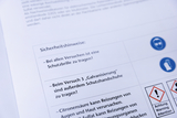 Das Bild zeigt Sicherheitshinweise für Experimente im Bildungswesen, betont die Notwendigkeit, eine Schutzbrille zu tragen und bei einem spezifischen Versuch zusätzlich Schutzhandschuhe zu benutzen. Zudem werden Warnhinweise zu möglichen Reizungen durch Zitronensäure und Sulfat gegeben.