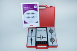 Das Bild zeigt ein rotes Set namens "Elektrik 2.0", das aus verschiedenen Komponenten für Experimente im Bereich Elektrotechnik besteht, einschließlich Steckverbindungen und Schaltkreisen. Begleitend dazu liegt eine Anleitung für die Schüler im Set.