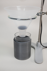 Das Bild zeigt ein Labordexperimentiergerät bestehend aus einem Trichter, der auf einem Ständer montiert ist, und einem darunter befindlichen Behälter. Diese Apparatur wird häufig in chemischen Experimenten zur Filtration oder Trennung von Substanzen verwendet.