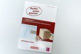 Das Bild zeigt ein Lehrmaterial mit dem Titel "Mathe sicher können", das sich auf die Förderung mathematischer Basiskompetenzen konzentriert. Abgebildet sind Holzbausteine, die zur Veranschaulichung natürlicher Zahlen verwendet werden können.