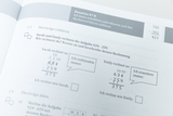 Das Bild zeigt eine Seite aus einem Lehrbuch, auf der eine Matheaufgabe zur schriftlichen Subtraktion behandelt wird. Die Schülerinnen Sarah und Emily erläutern ihre jeweiligen Rechenwege zur Subtraktion von 634 und 259.