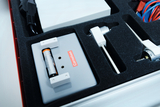 Das Bild zeigt einen Koffer mit Experimentiermaterialien, der für Bildungszwecke konzipiert ist. Enthalten sind verschiedene Bauteile wie eine Batteriehalterung und Verbindungsleitungen, die für wissenschaftliche Experimente verwendet werden können.