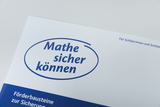 Das Bild zeigt eine Publikation mit dem Titel „Mathe sicher können“, die sich an Schülerinnen und Schüler richtet. Sie enthält Förderelemente zur Sicherung mathematischer Kenntnisse.