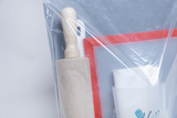 Das Bild zeigt ein Set mit verschiedenen Experimentiermaterialien, einschließlich eines Holzrollers, einem roten Rahmen und einem weißen Tuch. Diese Artikel sind in einer transparenten Verpackung zusammengefasst, die für den Bildungsbereich gedacht ist.