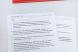 Das Bild zeigt Anleitungen zum Schöpfen von Pappe aus Altpapier. Es enthält Schritt-für-Schritt-Erklärungen zur Herstellung sowie Tipps für die Verarbeitung, um verschiedene Pappstücke zu erstellen.