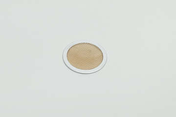 Das Bild zeigt einen runden Metallfilter mit einem klaren Rand und einem feinmaschigen, bronzefarbenen Netz in der Mitte. Er wird wahrscheinlich in chemischen Experimenten oder für die Filtration von Flüssigkeiten verwendet.