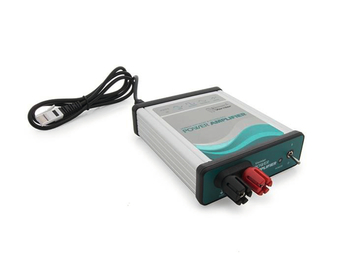 Das Bild zeigt einen Power Amplifier, der mit einem USB-Kabel verbunden ist. Er verfügt über Anschlussbuchsen in Rot und Schwarz für die Stromversorgung und wird vermutlich für Experimente im Bildungsbereich verwendet.