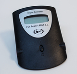 Das Bild zeigt ein digitales Amperemeter, das zur Messung von Gleichstromstärken bis zu 1,999 A verwendet wird. Es hat ein schlichtes, schwarzes Gehäuse und an der Vorderseite ein Display zur Anzeige der Messwerte.