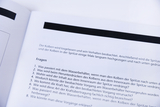 Das Bild zeigt eine Seite eines Dokuments mit Anweisungen und Fragen zu einem Experiment, bei dem das Verhalten eines Kolbens in einer Spritze beobachtet wird. Es werden verschiedene Fragen zu den physikalischen Vorgängen und den Kräften, die dabei wirken, gestellt.