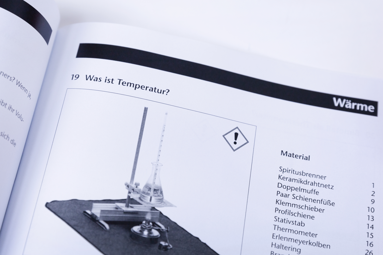 Das Bild zeigt eine Anleitung aus einem Experimentierbuch, die sich mit dem Thema Temperatur beschäftigt. Auf der Seite sind verschiedene Materialien und ein Diagramm abgebildet, die für das Experiment benötigt werden.