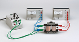 Das Bild zeigt ein Experimentiersetup mit einem elektrischen Gerät, das aus einem Stromversorgungstool und zwei Messgeräten besteht. Die Geräte sind durch bunte Kabel verbunden, um Spannung und Strom in einer Schaltung zu messen.