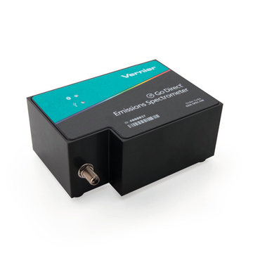 Das Bild zeigt ein Go Direct Emissions-Spektrometer von Vernier. Es handelt sich um ein kompaktes Messinstrument, das zur Analyse von Lichtemissionen verwendet wird und eine Verbindung über USB ermöglicht.